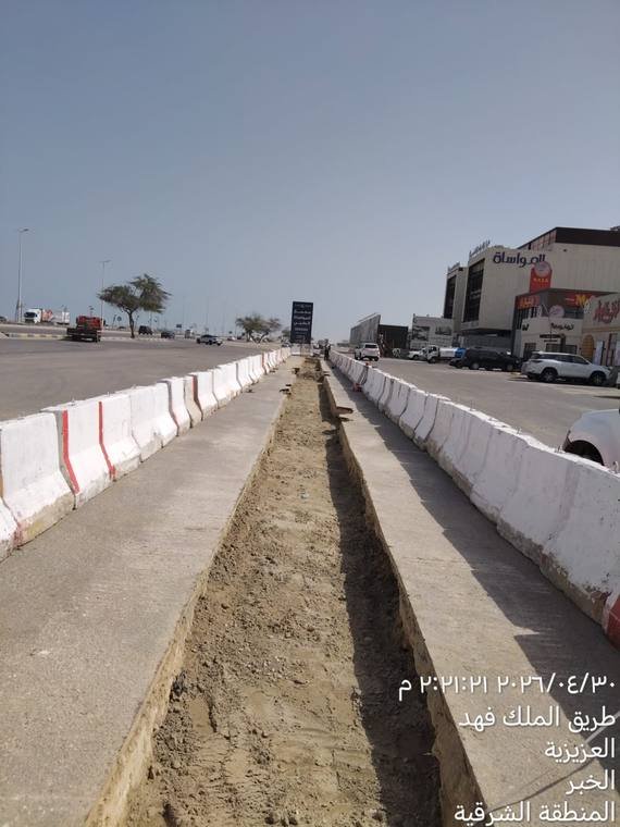 شركة وادي البناء الحديث – حفر مسار الخدمات بمحاذاة طريق الملك فهد مع إعادة تنظيم الأرصفة.