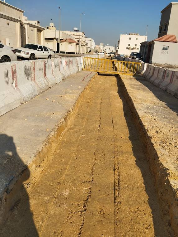 شركة وادي البناء الحديث – أعمال حفر وتسوية بعرض كامل لتهيئة قاعدة الخط الرئيسي.