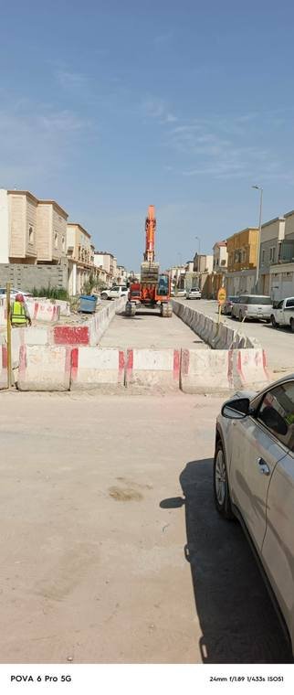 شركة وادي البناء الحديث – أعمال حفر وتنفيذ داخل شارع قائم مع تأمين كامل لمنطقة العمل.