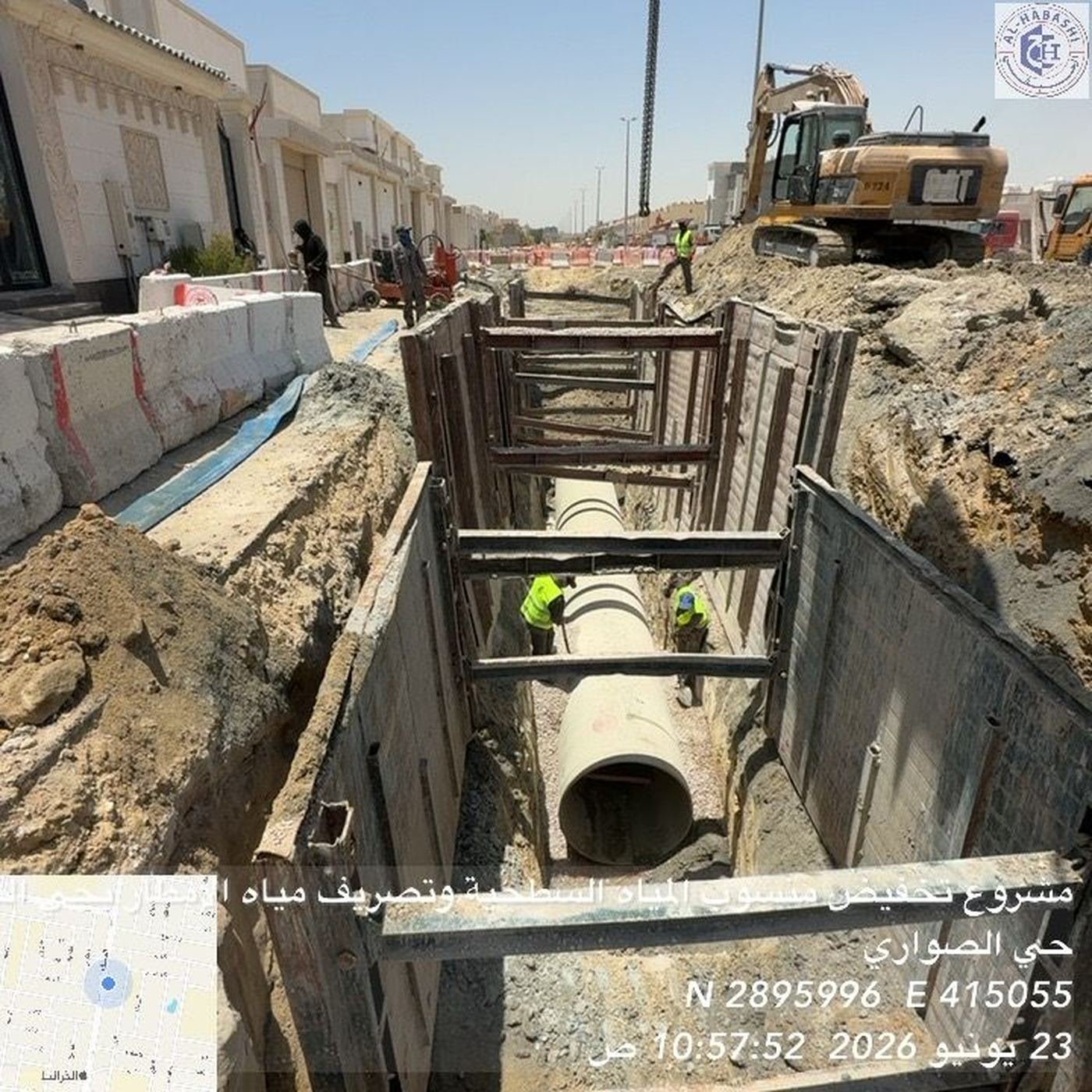 الأنبوب الخرساني المسلّح بعد التركيب داخل الخندق المدعّم في حي الصواري